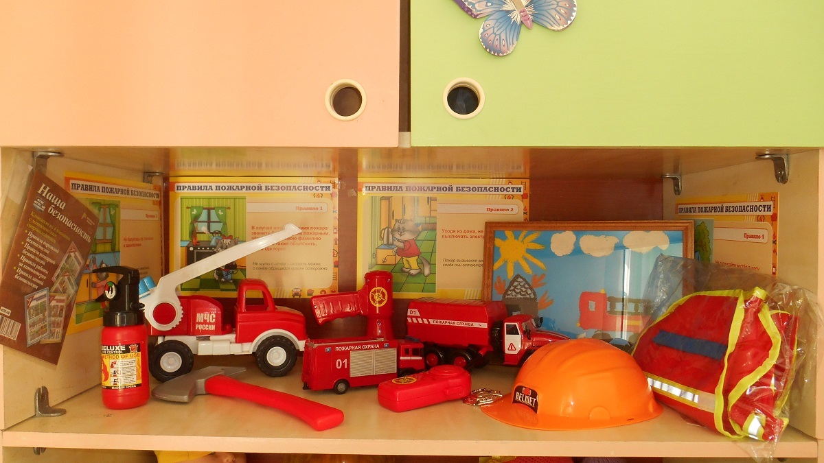 Сценарий пожарные в детском саду. Пожарный уголок. Уголок пожарной безопасности. Уголок по пожарной безопасности в детском саду. Пожарный уголок в детском саду.